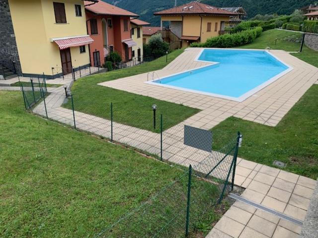 Villa Mirella: Casa Vista Lago Con Piscina Riva di Solto Bagian luar foto