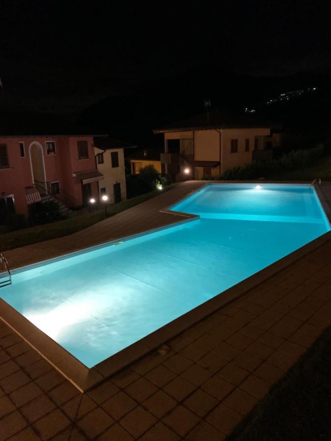 Villa Mirella: Casa Vista Lago Con Piscina Riva di Solto Bagian luar foto
