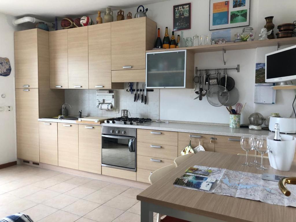 Villa Mirella: Casa Vista Lago Con Piscina Riva di Solto Bagian luar foto
