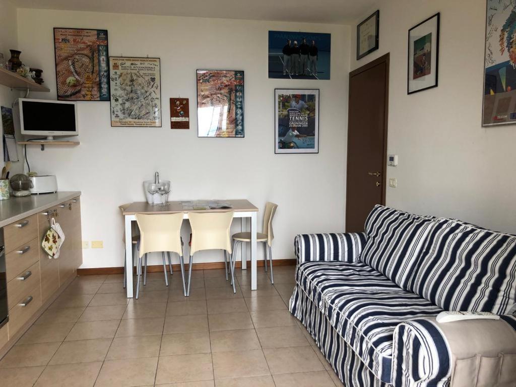 Villa Mirella: Casa Vista Lago Con Piscina Riva di Solto Bagian luar foto